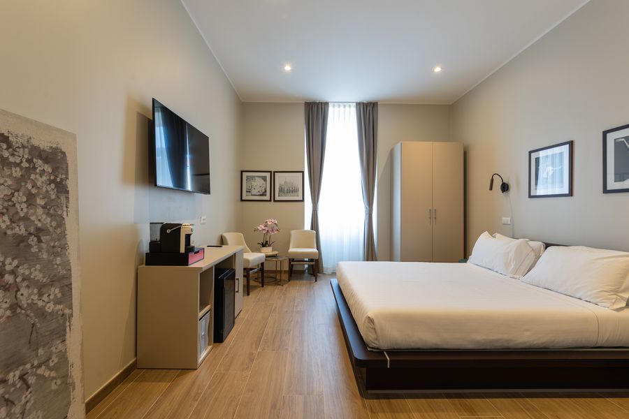 Camera con letto su pedana